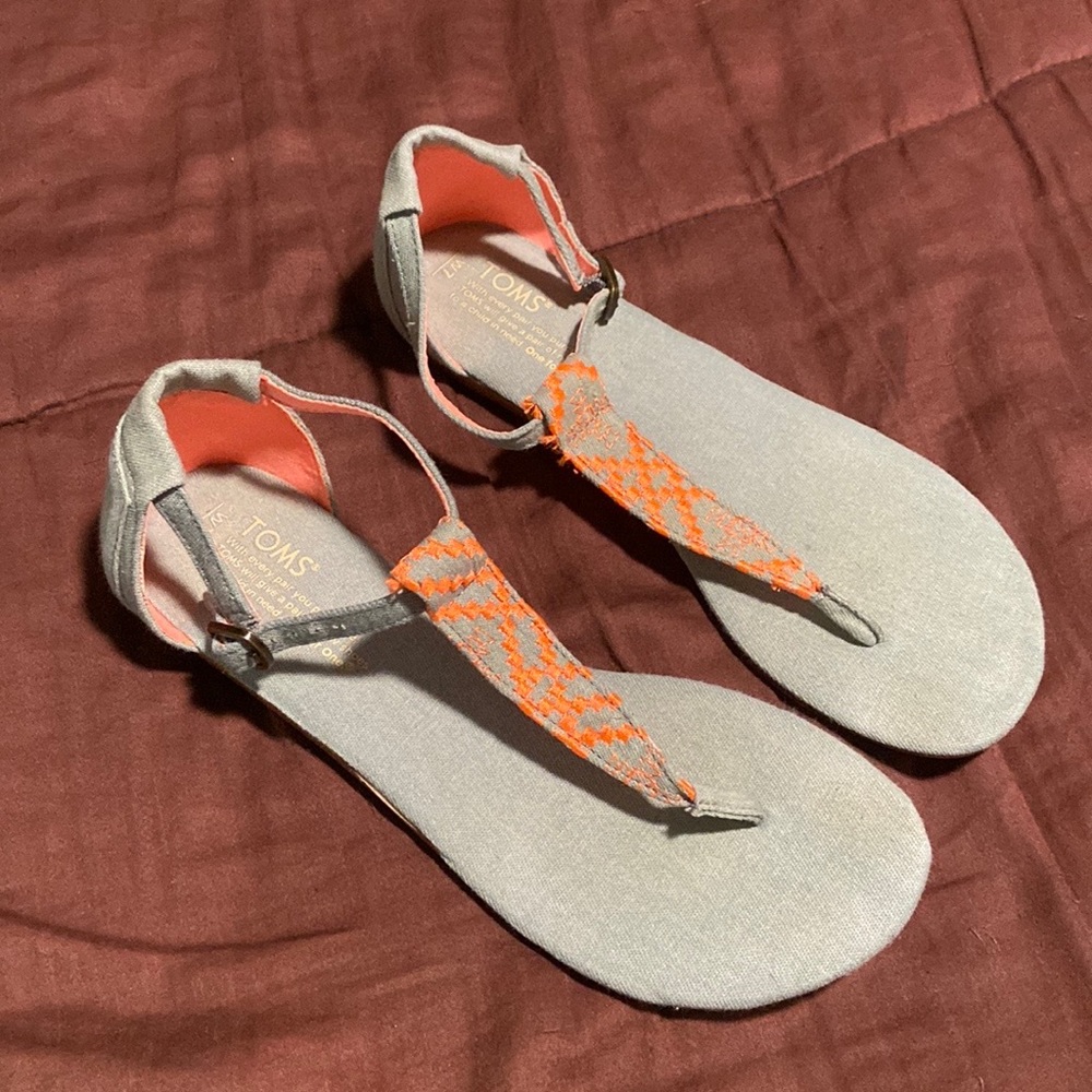 Between the Toe Sandals by Toms Brand.  EUC!